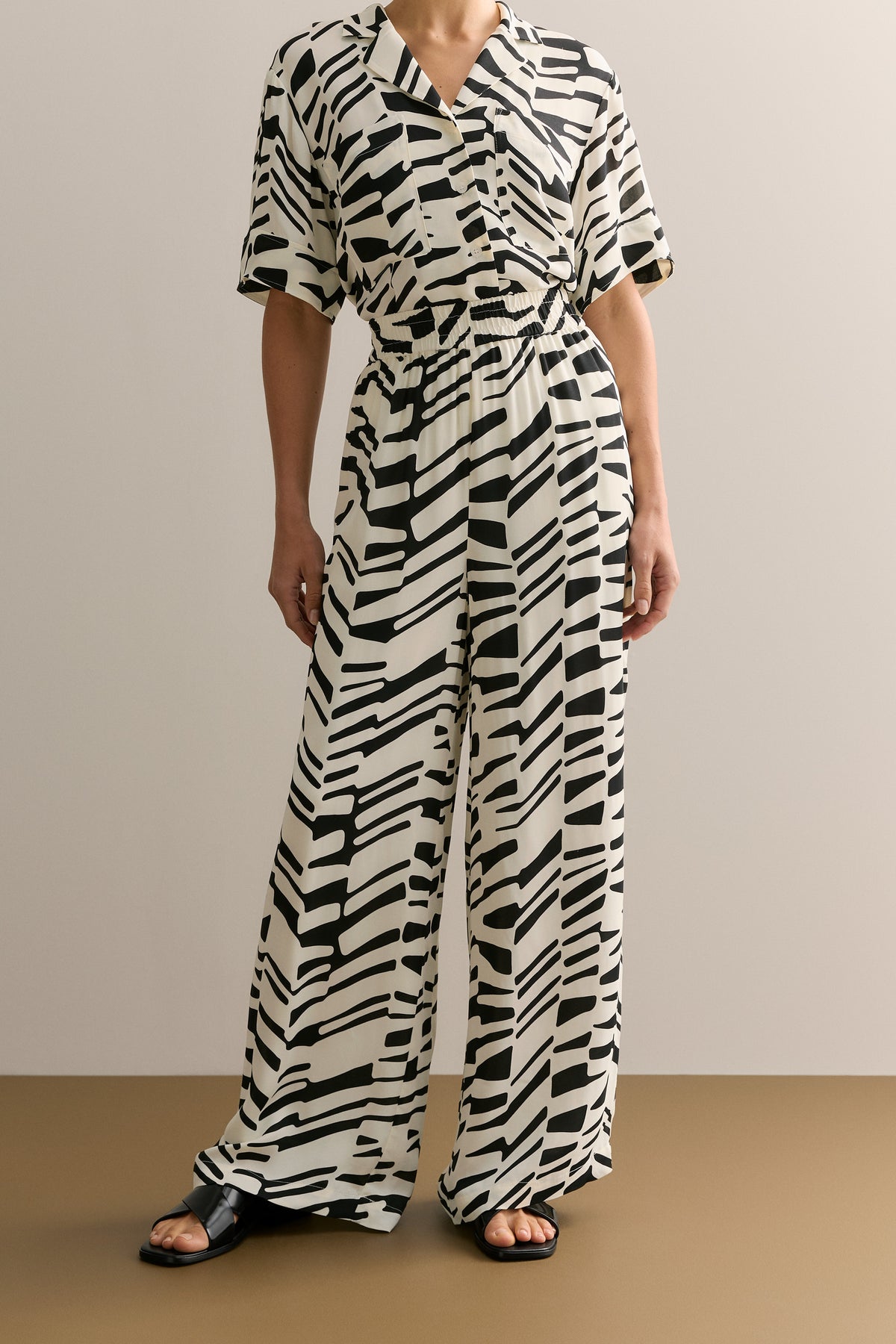 Bold Geo Wide Leg Pull On Pant