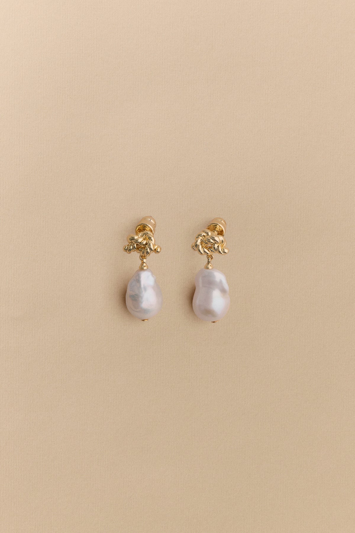 Dolina Pearl Stud Earrings